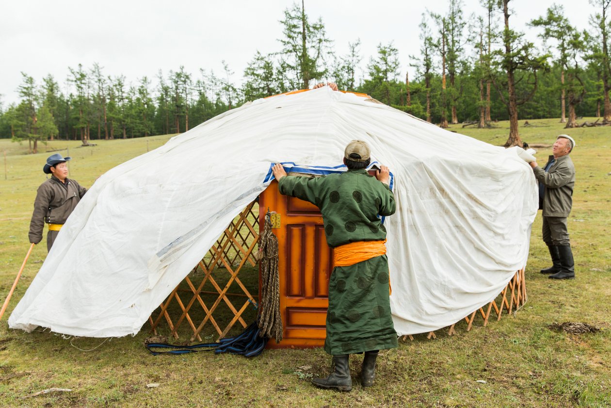 Miejscowa ludność buduje ger, przenośną jurtę w pobliżu jeziora Khövsgöl w północnej Mongolii, 2013 r. (zdjęcie) autorstwa Ira Block