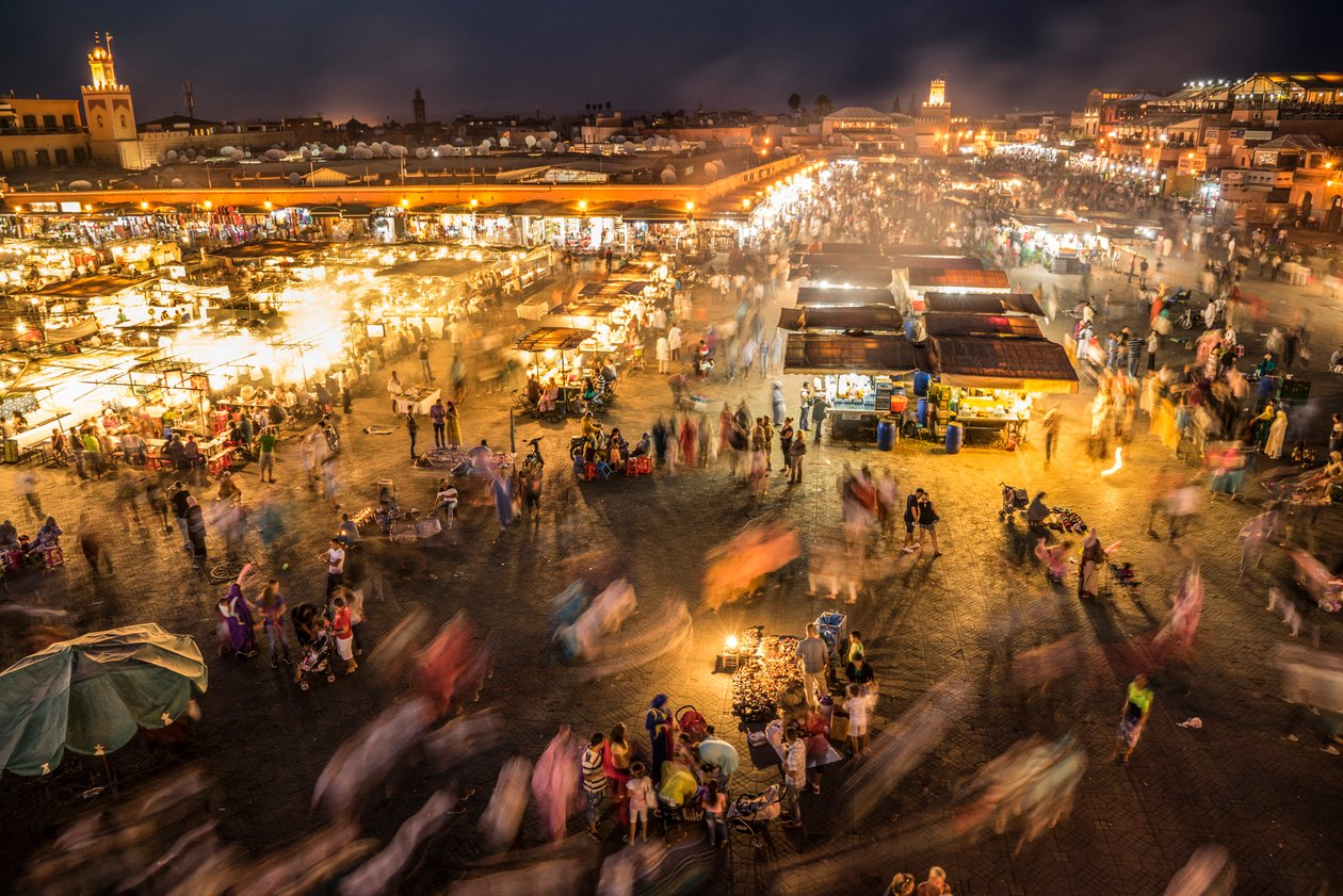 Patrząc w dół na Jemaa el-Fnaa. rynek w medynie, Marrakesz, 2014 (zdjęcie) autorstwa Ira Block