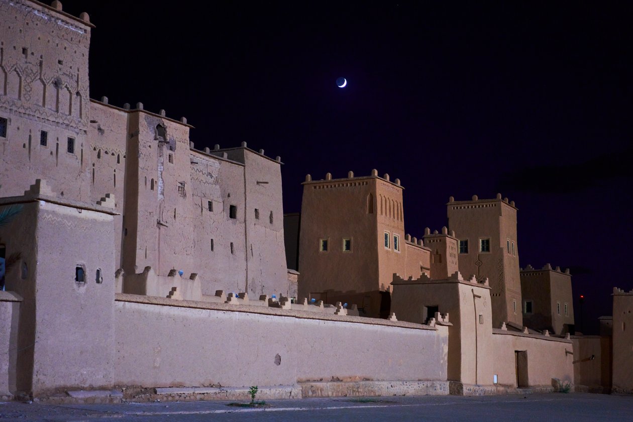 Księżyc wschodzi nad Ouarzazate, Maroko, 2019 r. (zdjęcie ilustracyjne) autorstwa Ira Block