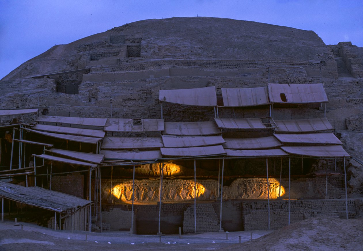 Nocna scena w El Brujo, odległym kompleksie ruin piramid Moche - kultury..., 2005 (zdjęcie) autorstwa Ira Block
