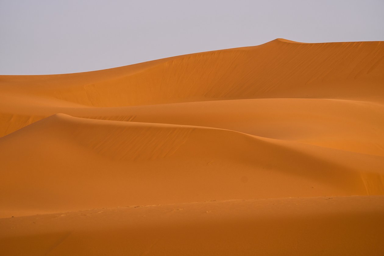 Wydmy Ergg Chebbi, pustynia Sahara w Maroku, 2022 r. (zdjęcie ilustracyjne) autorstwa Ira Block