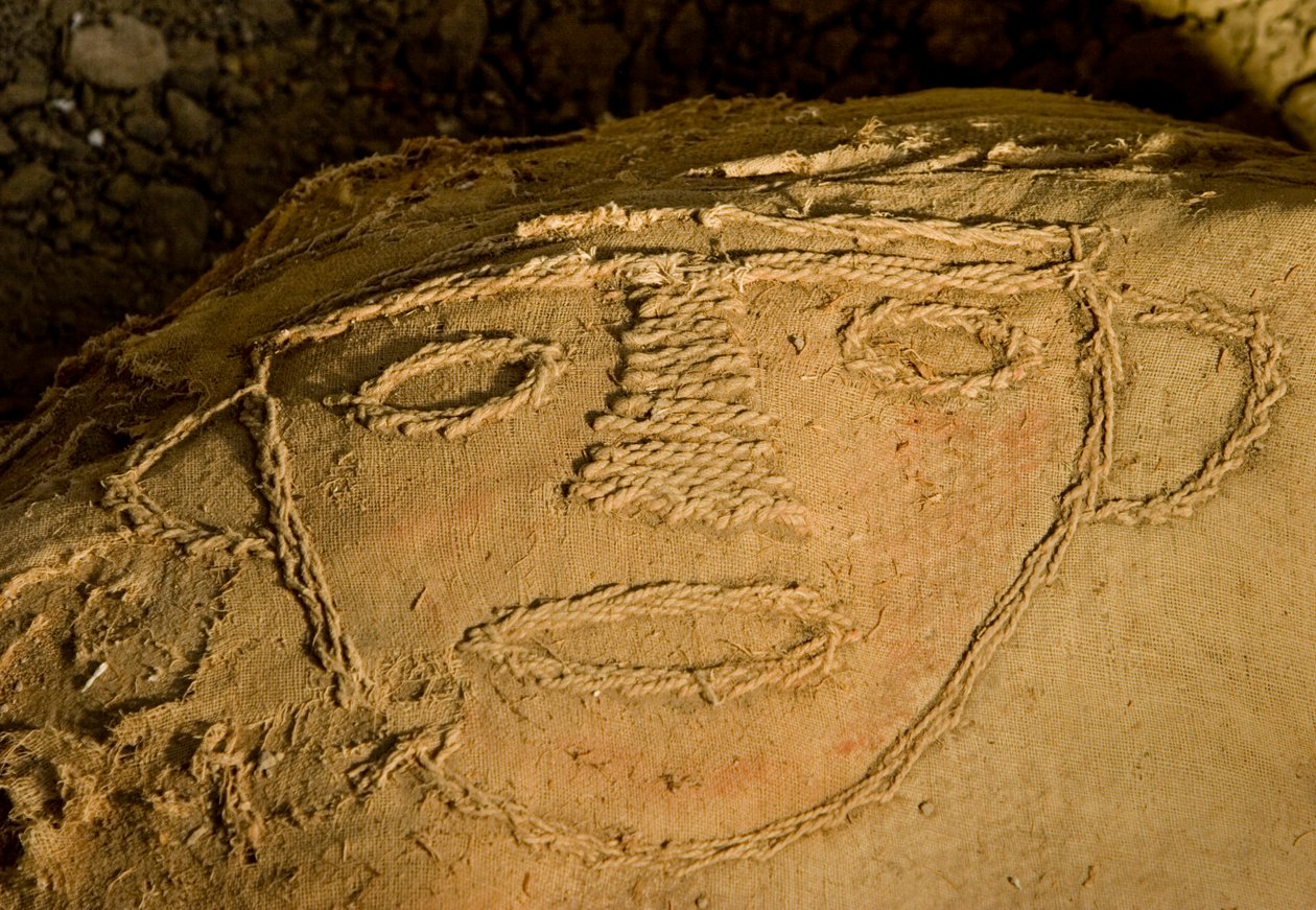 Fardo, czyli zawiniątko z mumią, w głównym grobowcu w południowo-zachodnim rogu Huaca El Brujo, 2005 r. (zdjęcie) autorstwa Ira Block