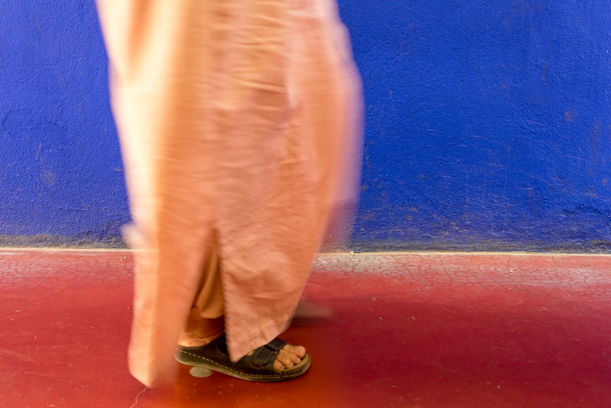 Spacerując obok niebieskiej ściany Ogrodu Majorelle Jardin Majorelle w Marrakeszu, Maroko, 2014 (zdjęcie) autorstwa Ira Block