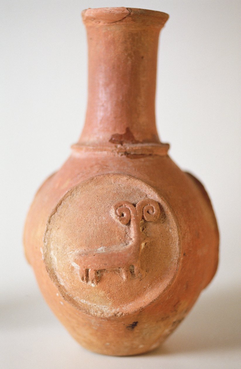 Garnek z płaskorzeźbą barana, z Siyah-kuh, Iran, AD 700 (glina) autorstwa Iranian School
