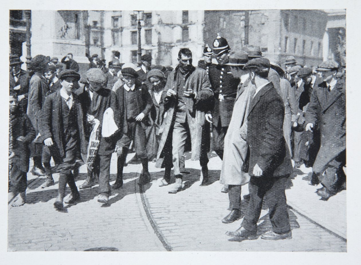 Zatłoczona ulica podczas buntu, z Ilustrowanego zapisu buntu Sinn Fein w Dublinie, kwiecień 1916 autorstwa Irish Photographer