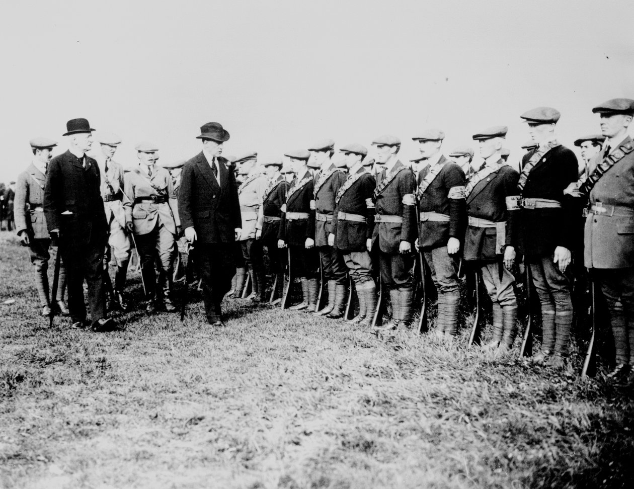 Edward Carson (1854-1935) Kontroluje wolontariuszy Ulster podczas irlandzkiego sporu w 1914 r. autorstwa Irish Photographer