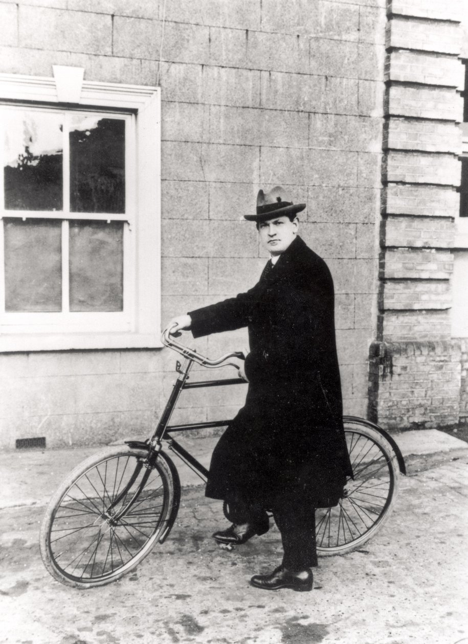 Michael Collins (1870-1922) ze swoim słynnym rowerem autorstwa Irish Photographer