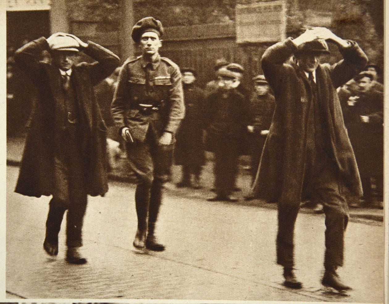 Dwóch członków Sinn Fein aresztowanych przez wojska brytyjskie podczas nalotu na biura Ministerstwa Pracy w Dublinie, 1920 (zdjęcie w sepii) autorstwa Irish Photographer