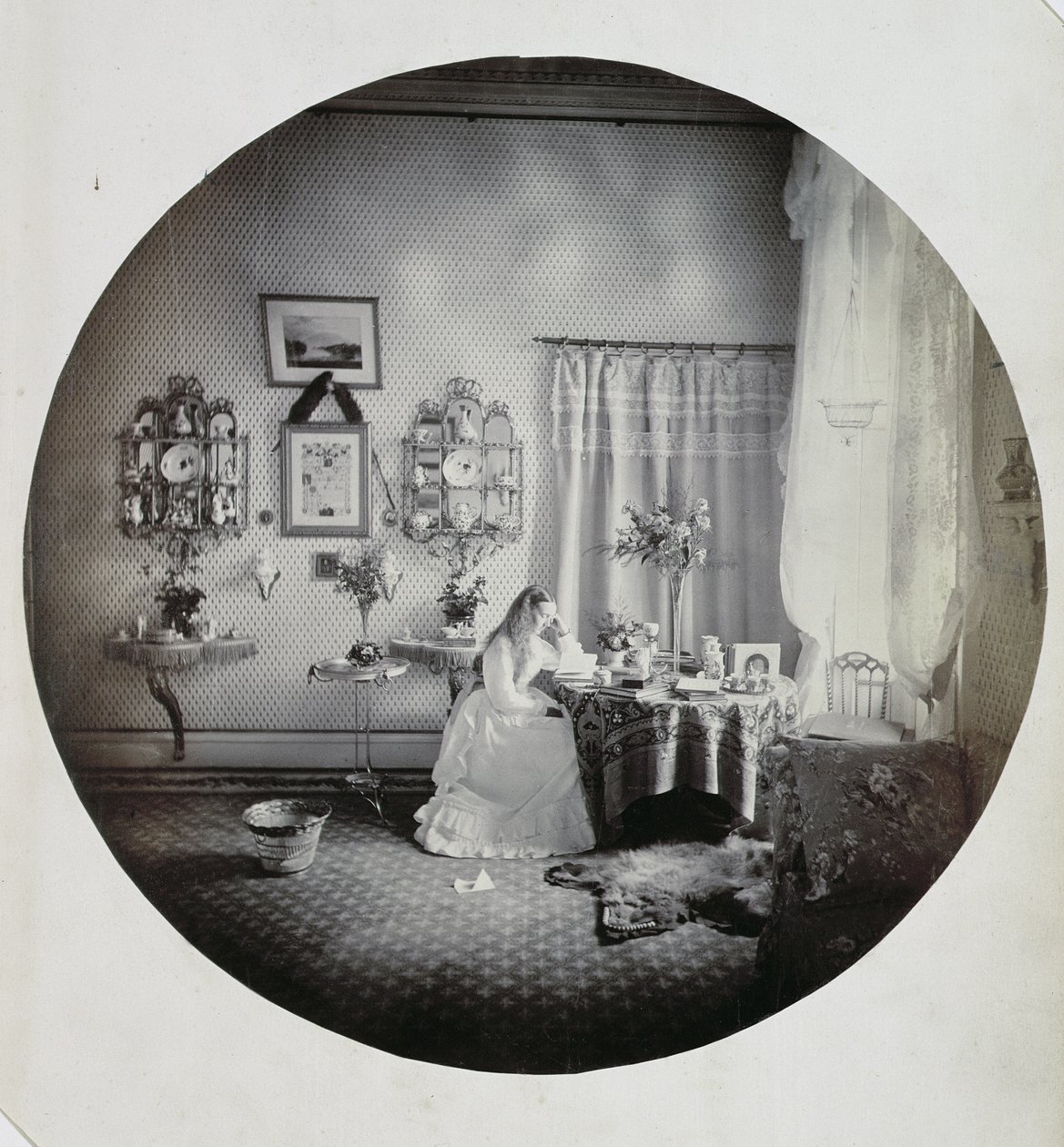 Wnętrze domu w Muckross, ok. 1865 r. (odbitka albuminowa) autorstwa Irish Photographer