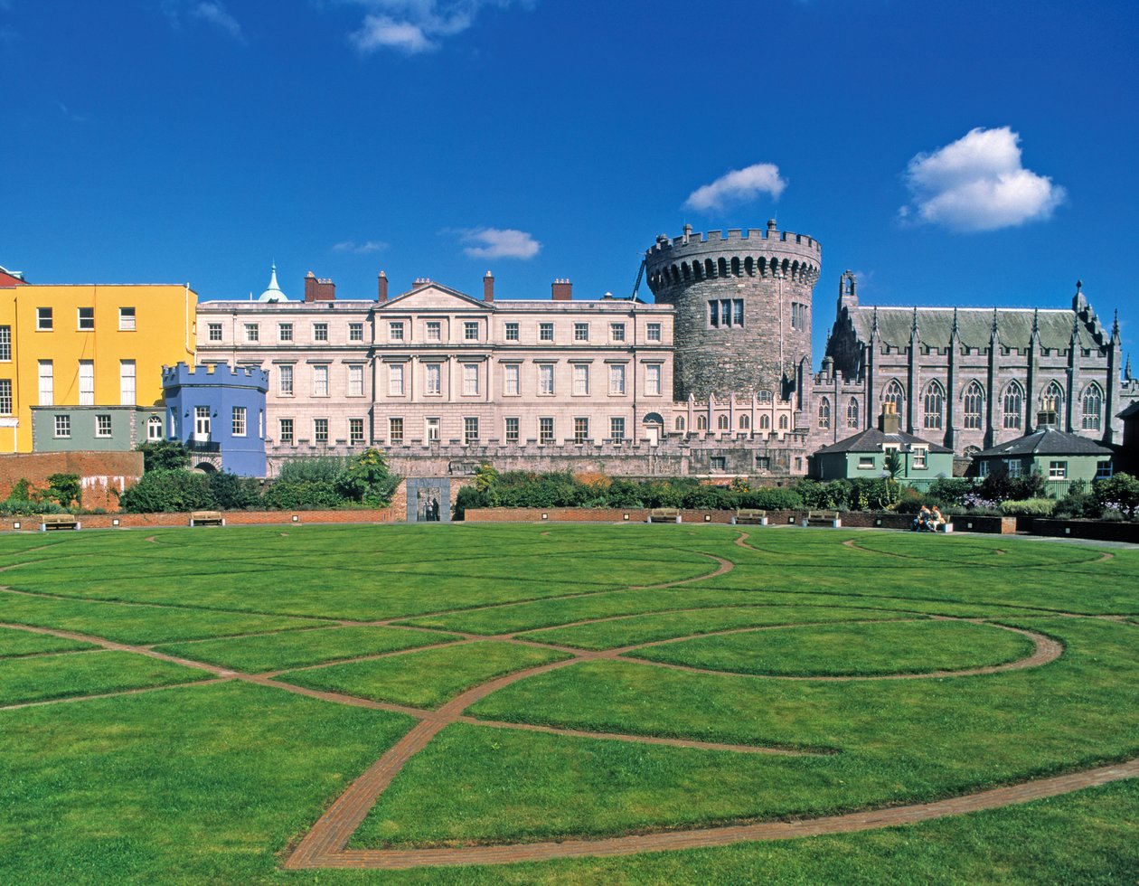 Zamek w Dublinie, widok z ogrodów autorstwa Irish School