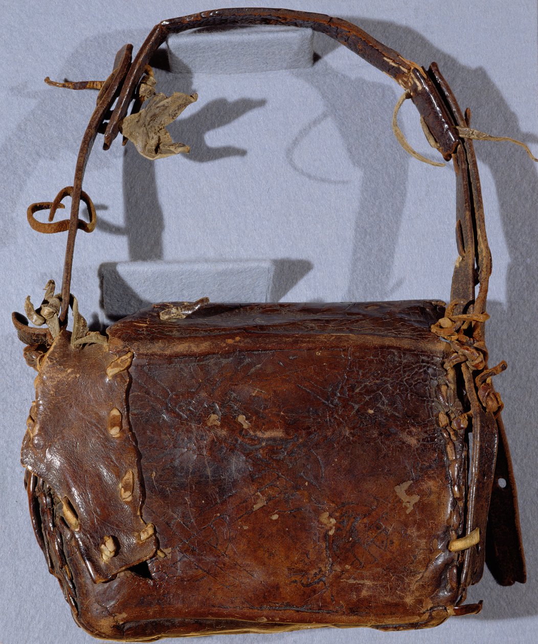 MS CCC 282 The Corpus Christi Book Satchel or Budget, oglądany z tyłu, irlandzki, c.1120-30 (skóra) autorstwa Irish School