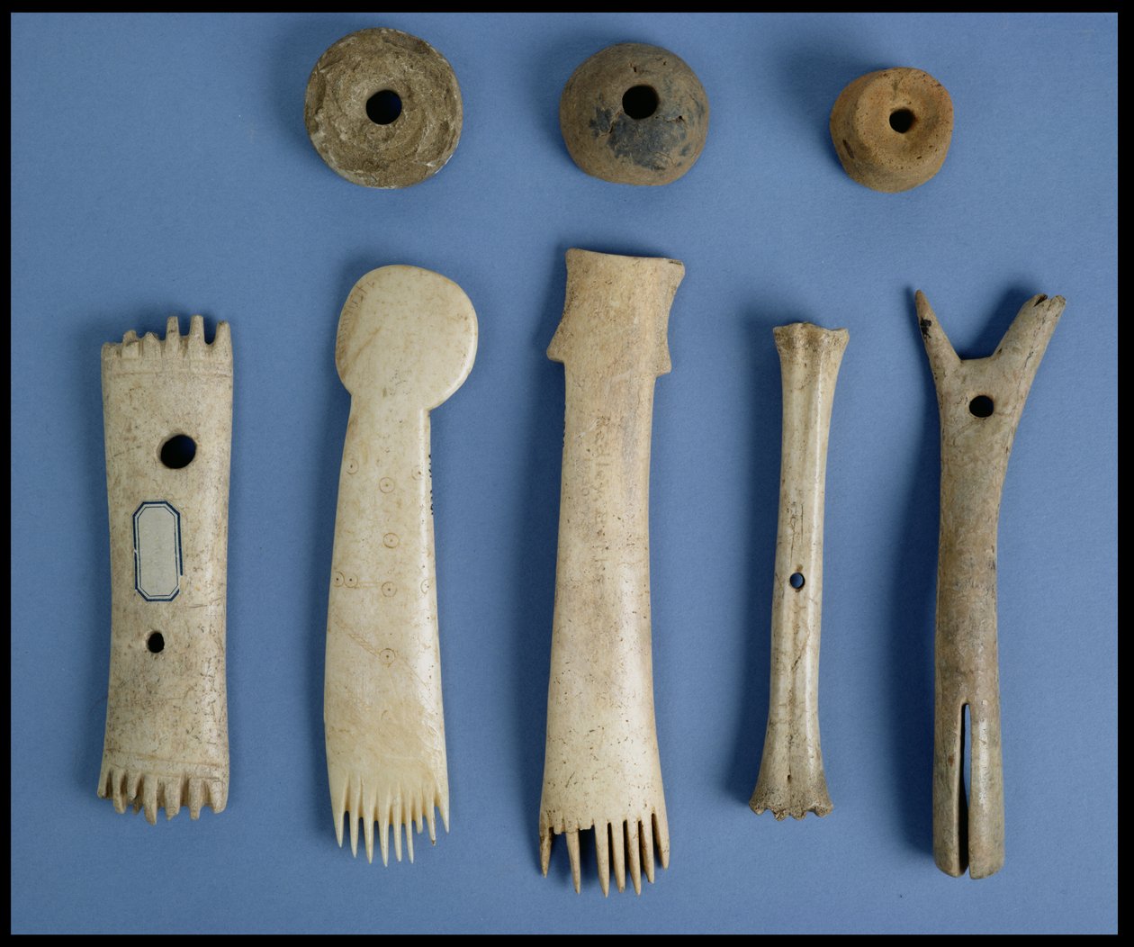 Przęśliki, grzebienie z poroża i czółenek kostny i dopasowanie krosna, epoka żelaza (kość) autorstwa Iron Age