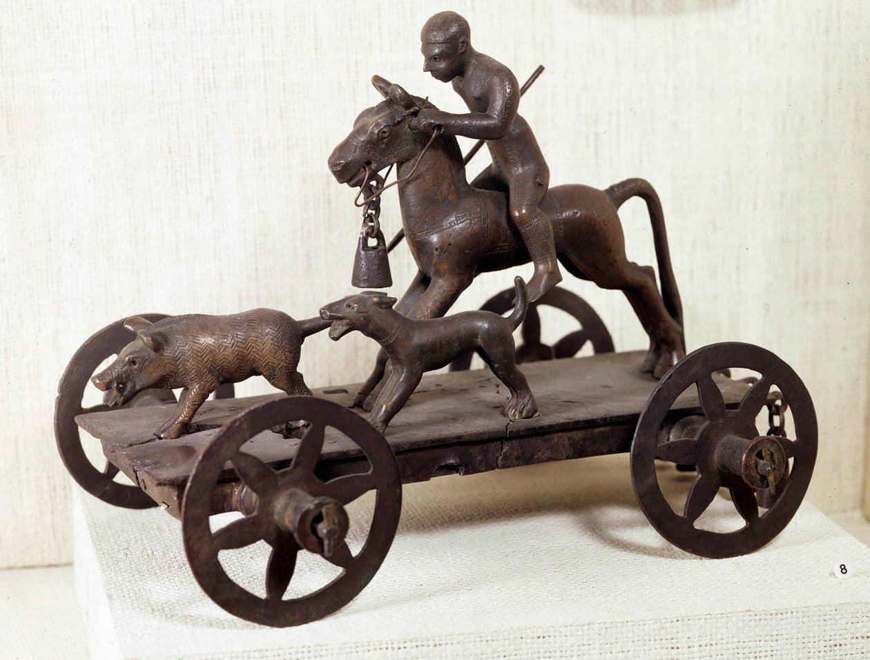 Epoka żelaza: miniaturowy czołg Merida z brązu przedstawiający scenę polowania na dziki. Z Meridy w Hiszpanii. Ciemny. 0,12x0,28m. Saint-Germain-en-Laye, Narodowe Muzeum Archeologiczne autorstwa Iron Age