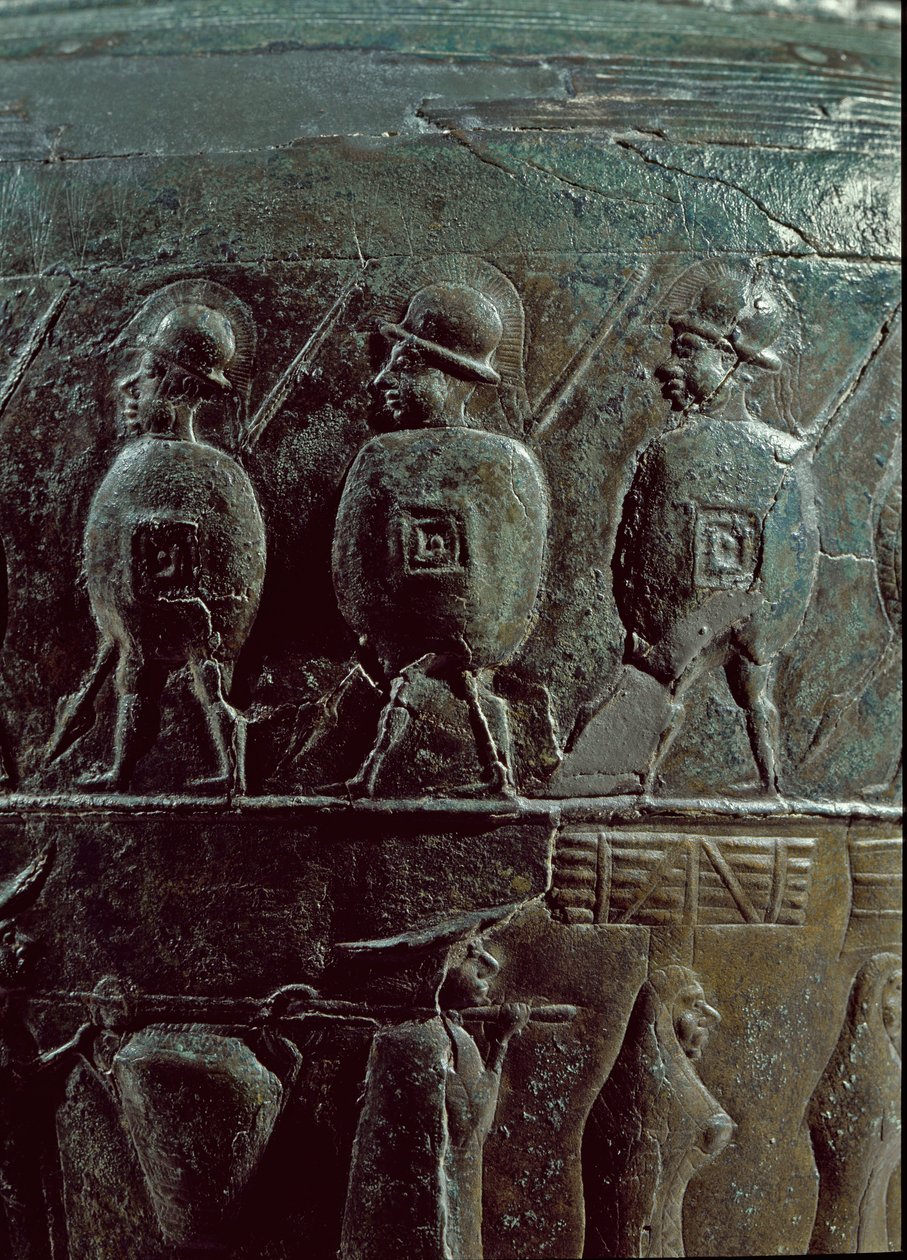 Sztuka prehistoryczna: szczegóły wojowników. Situla, pyksyd z brązu 500 pne (epoka żelaza) z nekropolii Certosa. Ciemny. 32 cm Bolonia, Civico Museo Archeologico autorstwa Iron Age