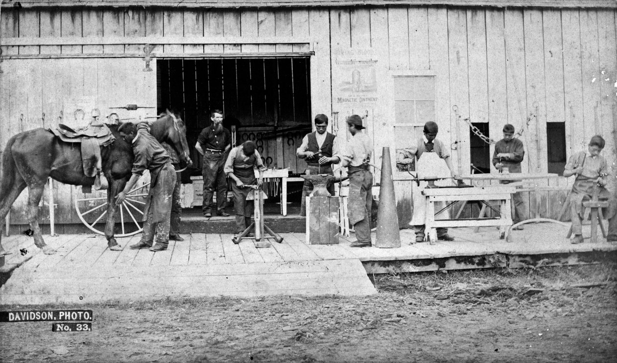 Indian Training School, Forest Grove, Oregon: Kowalstwo, 1882 (m.in. zdjęcie) autorstwa Isaac Grundy Davidson
