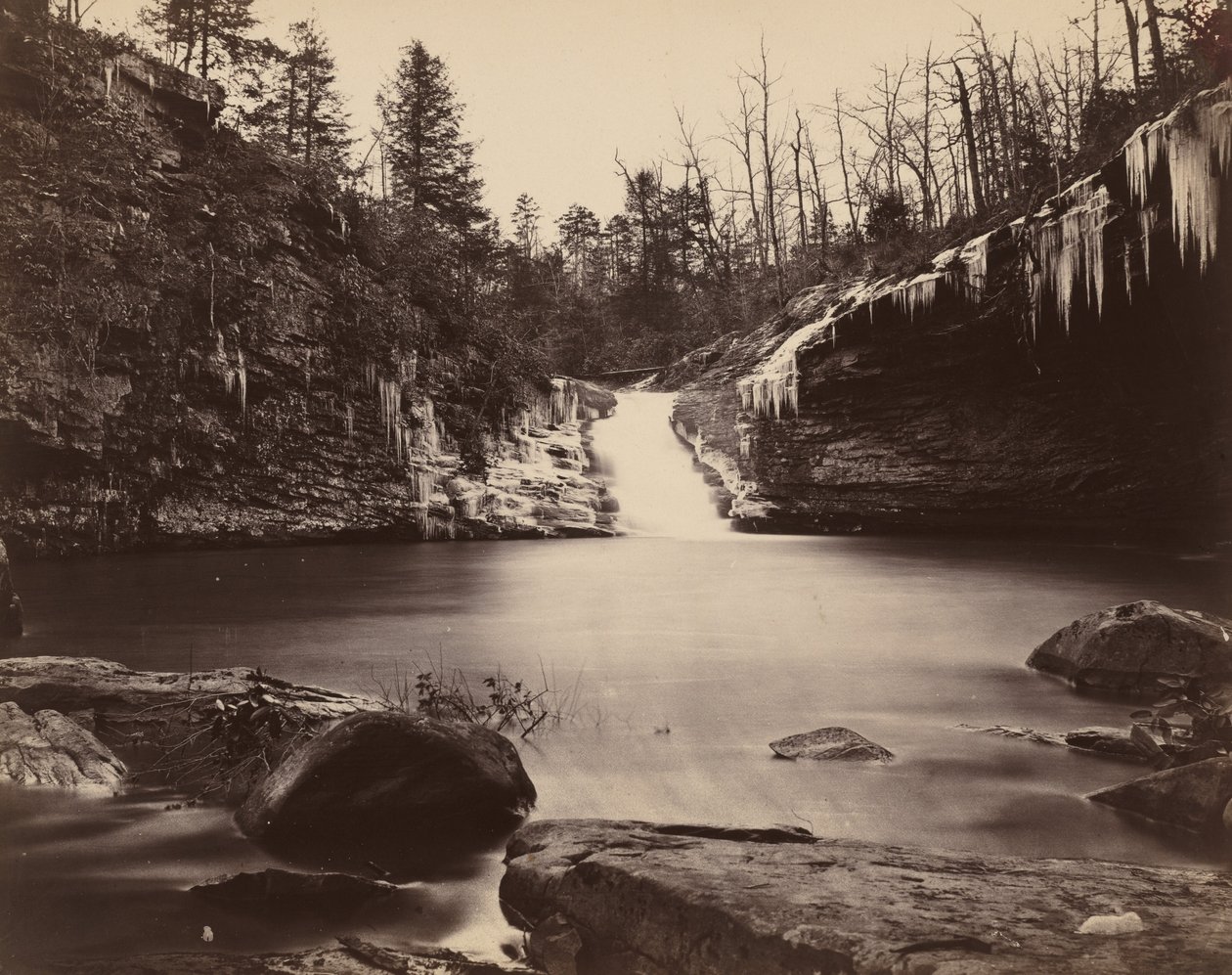 Jezioro Lula, Upper Falls, Lookout Mountain, Georgia, 1864-1865. autorstwa Isaac H. Bonsall