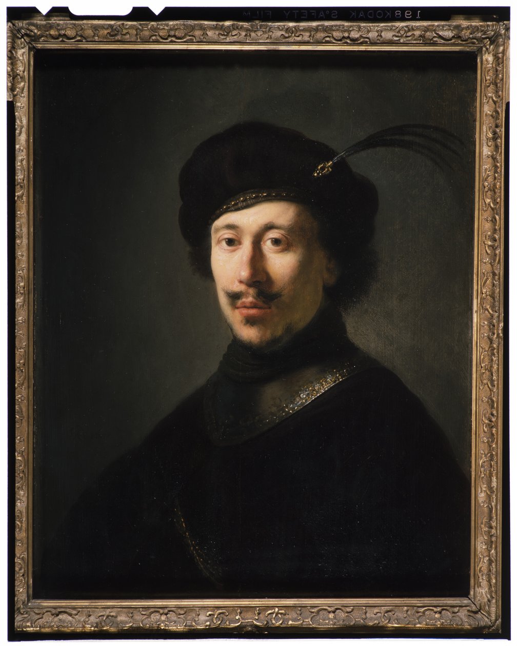 Młody mężczyzna w ryngrafie i czapce z pióropuszem, ok. 1630 r. autorstwa Isaac de Jouderville