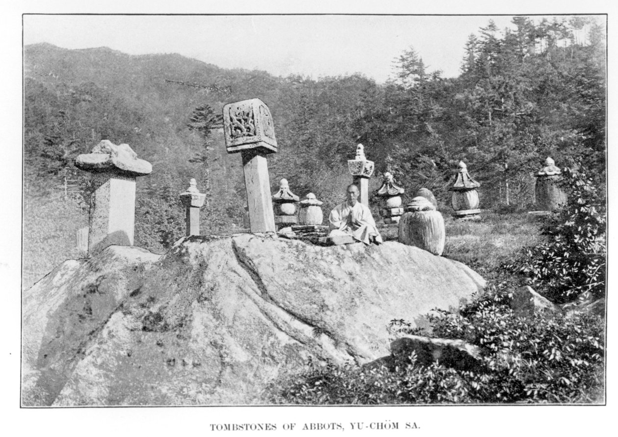 Cmentarz klasztoru buddyjskiego Yu-Chom-Sa, z Korei i jej sąsiadów autorstwa Isabelli Bird, opublikowany 1898 (bw photo) autorstwa Isabella Bird