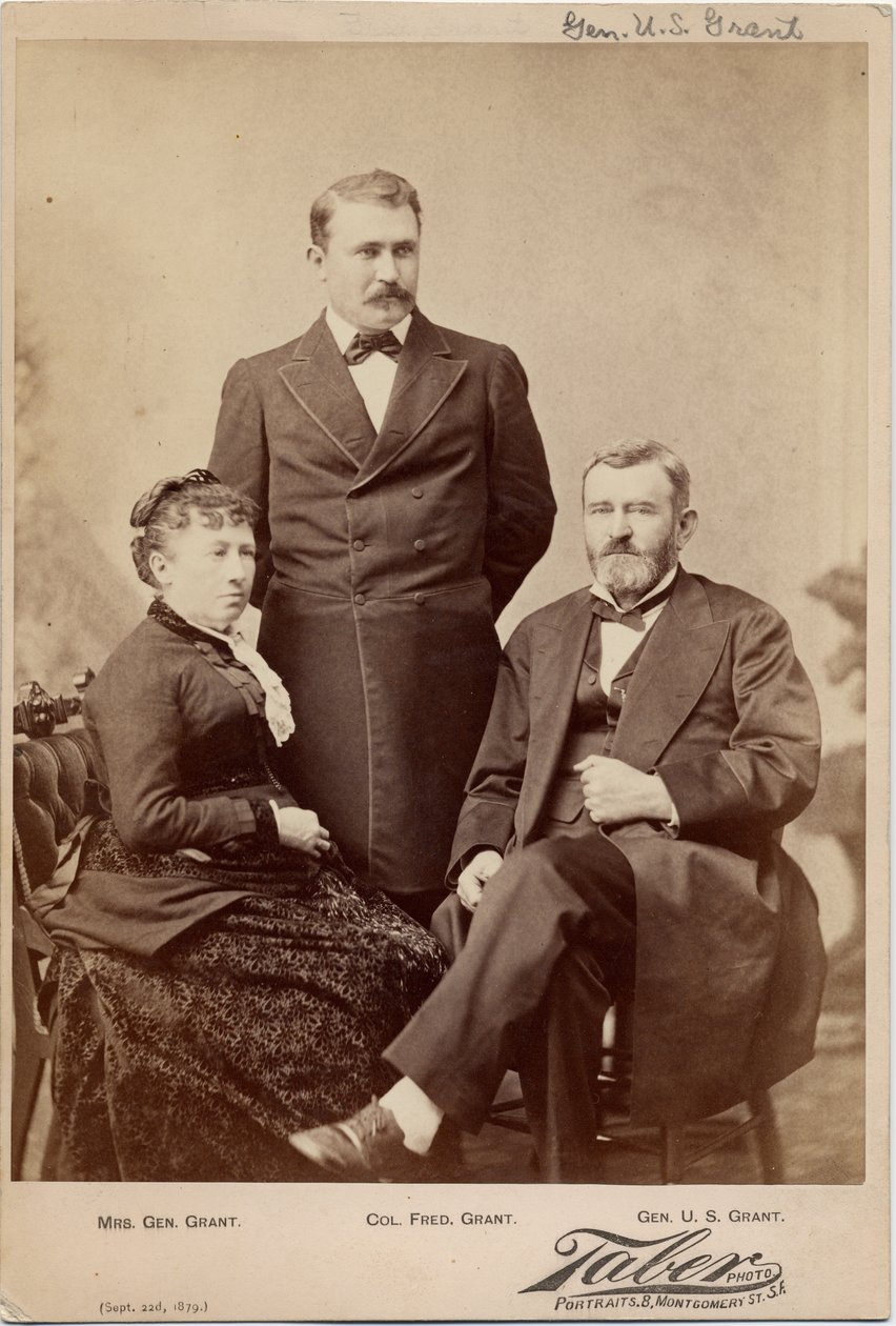 Julia T (Dent) Grant (1826-1902); Ulysses Simpson Grant (1822-1885), generał armii Unii, 18 prezydent USA; Pułkownik Frederick Dent Grant (1850-1912) (zdjęcie albumu) autorstwa Isaiah Taber