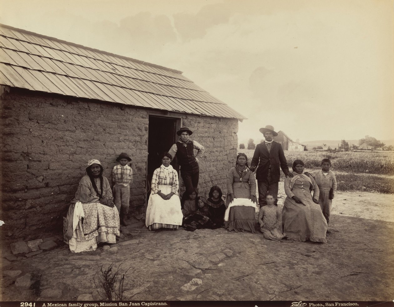 Grupa meksykańskiej rodziny, Mission San Juan Capistrano, Kalifornia, 1880 r. (zdjęcie ilustracyjne) autorstwa Isaiah Taber