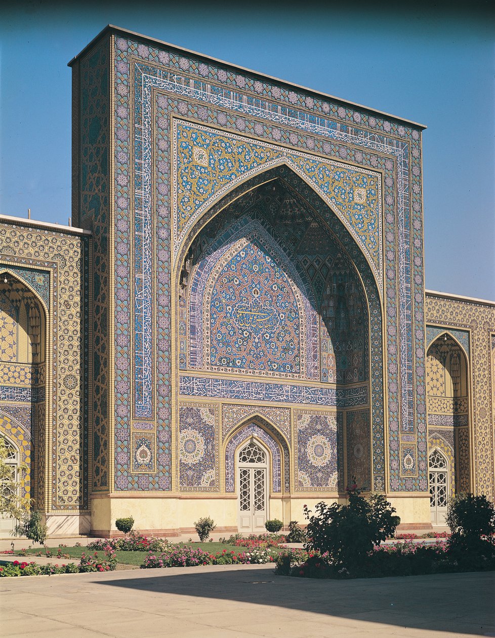 Portal wejściowy do sanktuarium zbudowany w 1418 r. autorstwa Islamic School