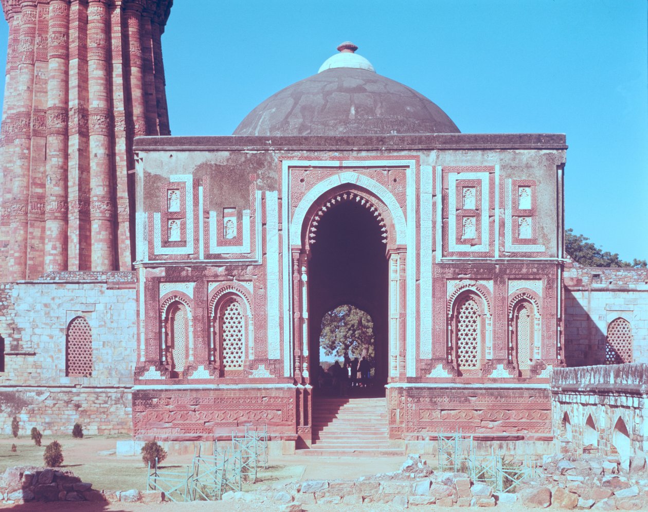 Alai Darwaza, zbudowany przez Ala-ud-din Khalji, 1311 autorstwa Islamic School