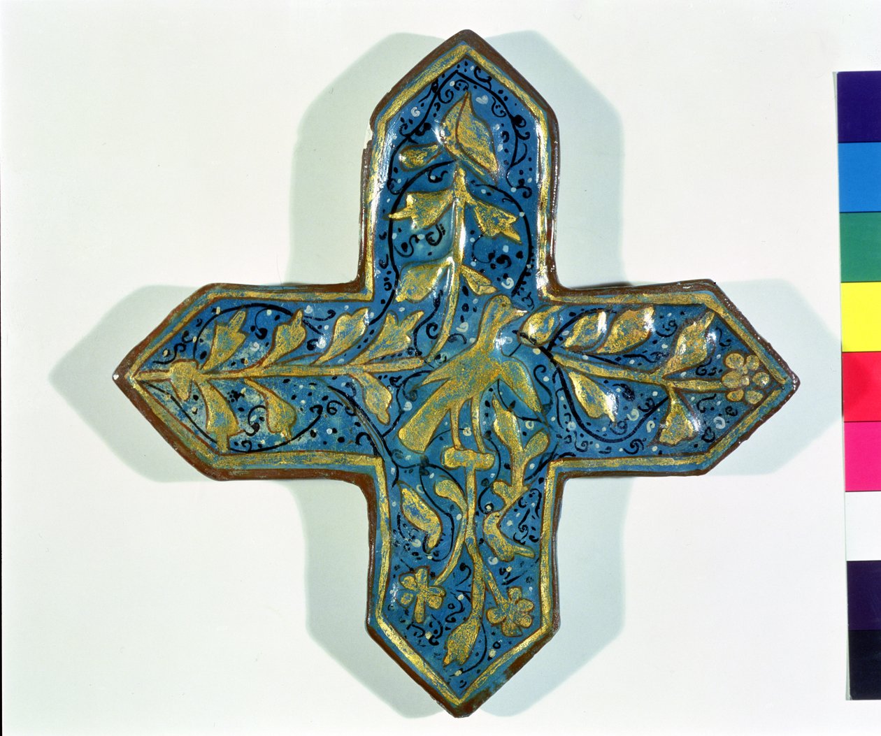 Płytka w kształcie krzyża, pokryta glazurą, pozłacana liśćmi w stylu Takht-e Solaiman, XIII-XIV w. (ceramika) autorstwa Islamic School