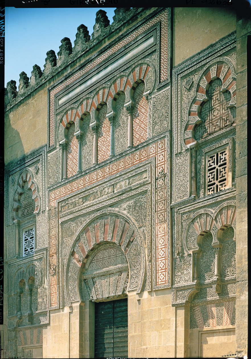 Brama Al Hakam II, fragment elewacji zachodniej autorstwa Islamic School