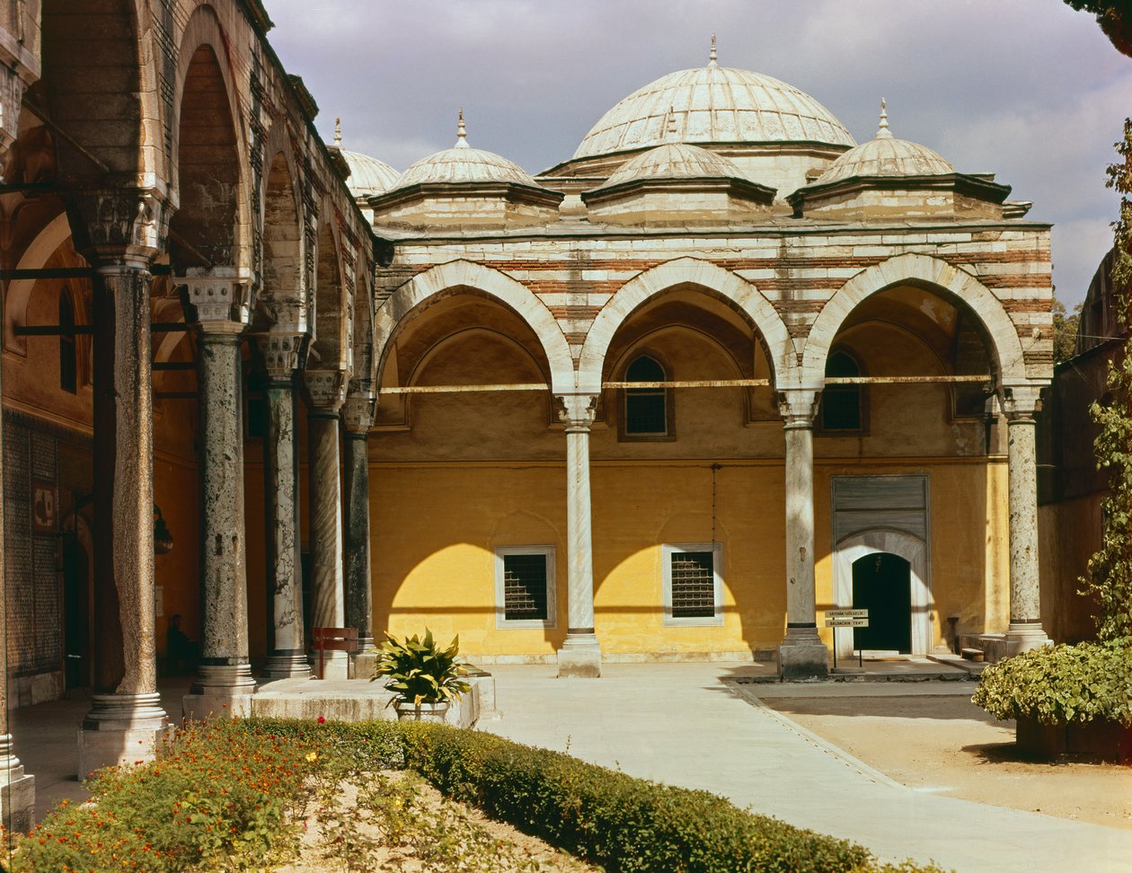 Wewnętrzny dziedziniec Pałacu Topkapi autorstwa Islamic School