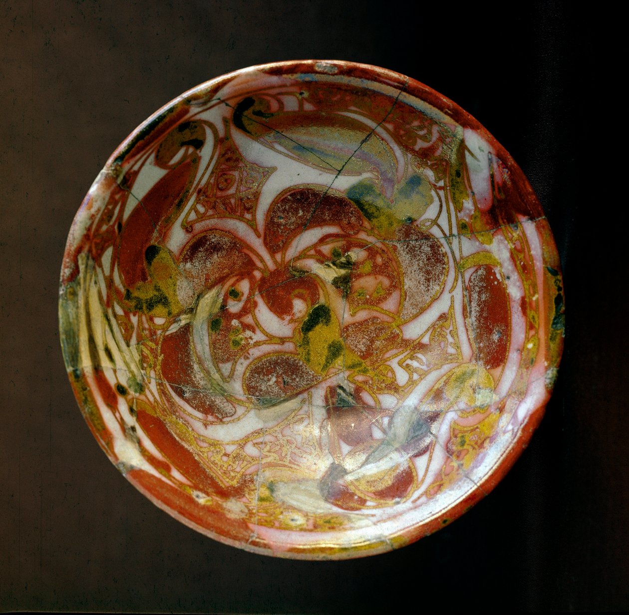Sztuka Islamu: mała miska ceramiczna z dekoracjami warzywnymi. Z Iraku. IX wiek naszej ery. Ciemny. 13,8 cm Paryż, Musee du Louvre autorstwa Islamic School