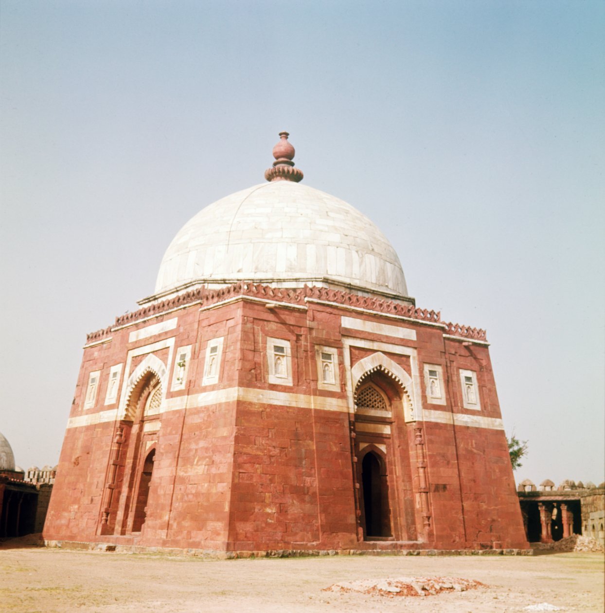 Mauzoleum Ghiyathud-din Tughluq, Tughluqabad, 1321-25 autorstwa Islamic School