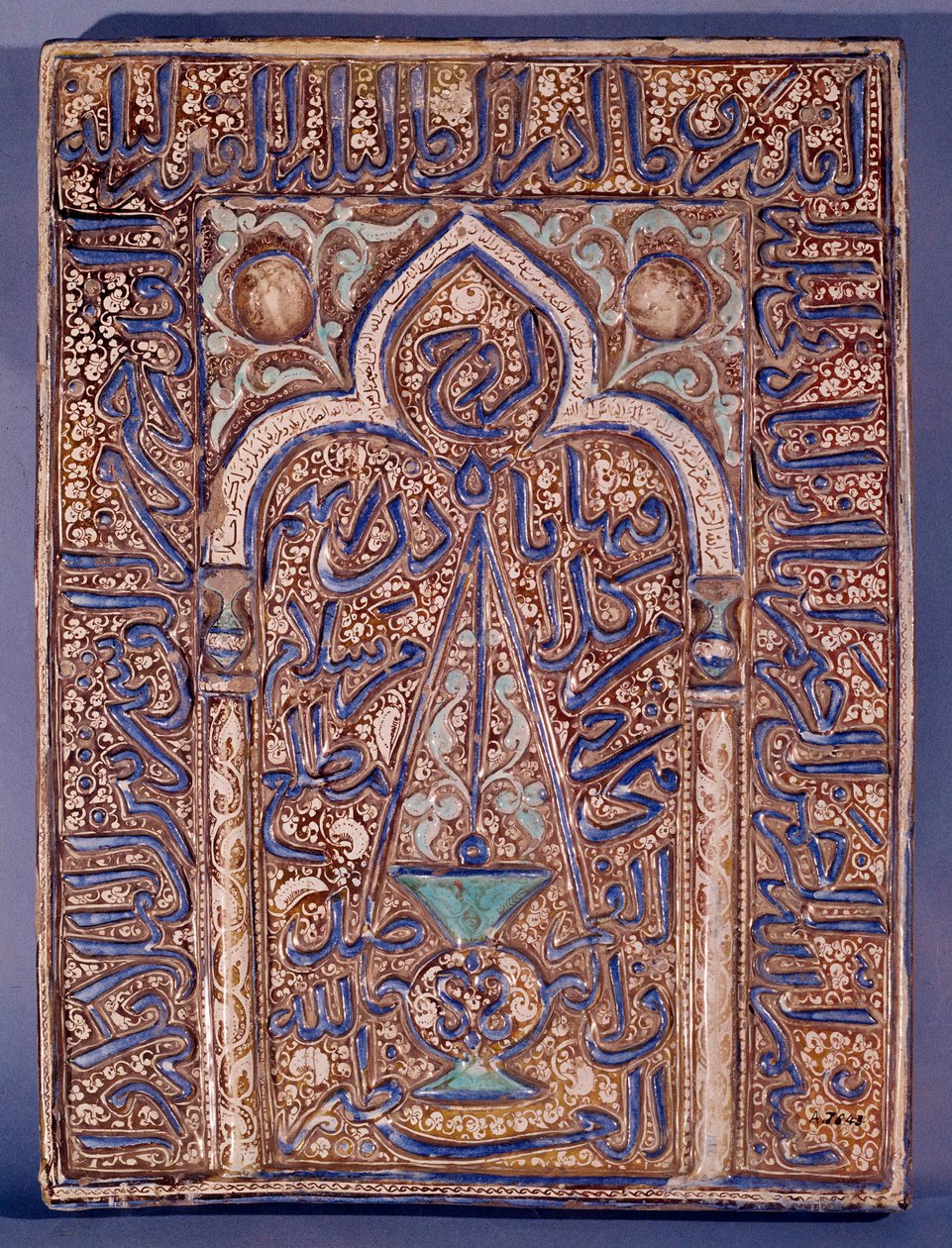 Bliski Wschód: tablica dekoracyjna przedstawiająca mihrab, nisza praktykowana w ścianie meczetu, wskazująca kierunek modlitwy w kierunku Mekki. XIII lub XIV wiek. Paryż, Muzeum Sztuki Dekoracyjnej autorstwa Islamic School