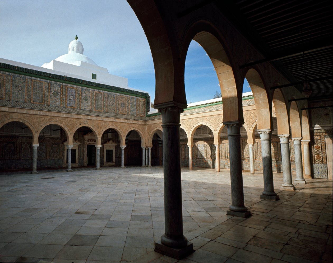 Meczet Fryzjera lub Mauzoleum Sidi Sahab autorstwa Islamic School