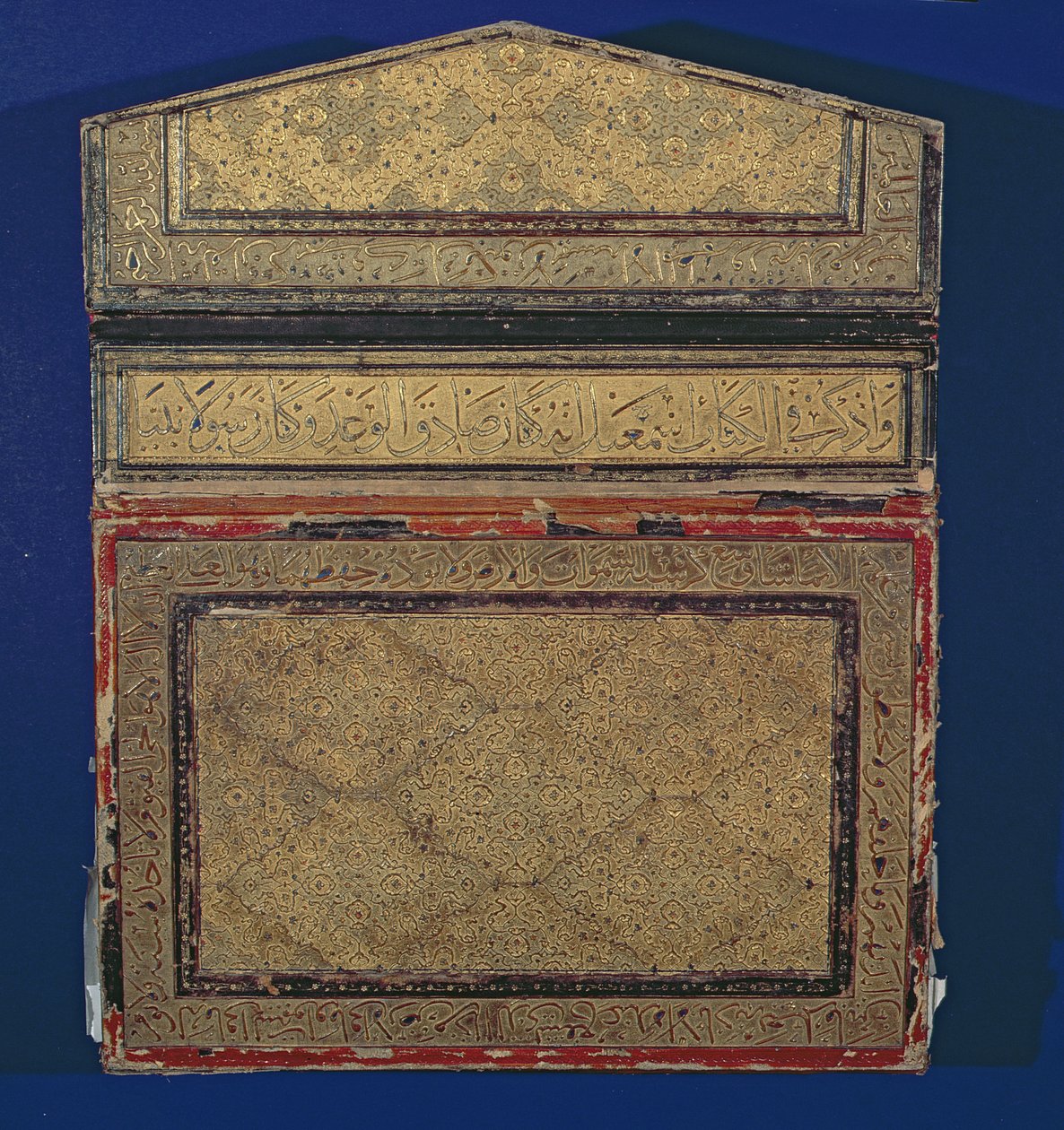 Zewnętrzna strona koperty z Koranu z pozłacanym wzorem eslimi z sura 56 w thuluth (skóra) (patrz 181734) autorstwa Islamic School