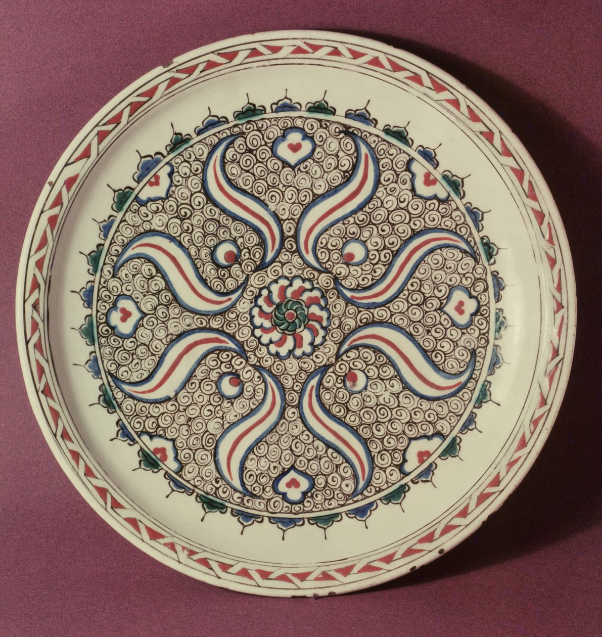 Talerz zdobiony wzorem płomieni, Iznik, Turcja (ceramika) autorstwa Islamic School