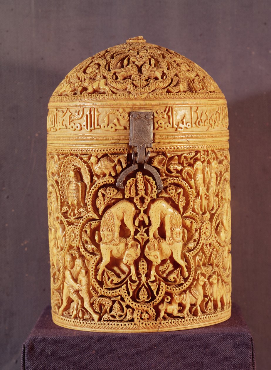 cyborium z płaskorzeźbą przedstawiającą przyjemności życia dworskiego, z wypisanym imieniem Al-Mughira, syn kalifa Abd-al-Rahmana III, Okres Umajjadów, z Kordoby, 968 r. (zob. też 101673) autorstwa Islamic School