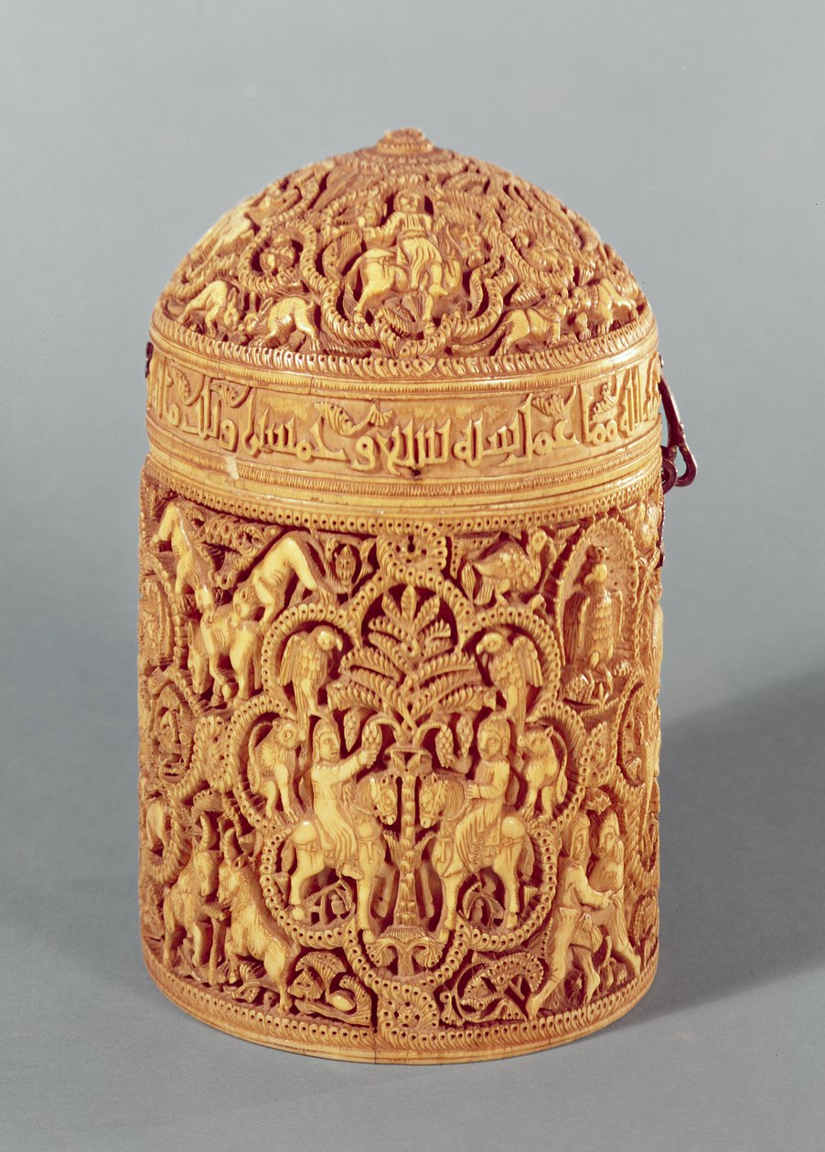 Cyborium z płaskorzeźbą przedstawiającą przyjemności życia dworskiego, z wypisanym imieniem Al-Mughira, syn kalifa Abd-al-Rahmana III, Okres Umajjadów, z Kordoby, ok. 968 r. (patrz także 101673 i 15) autorstwa Islamic School