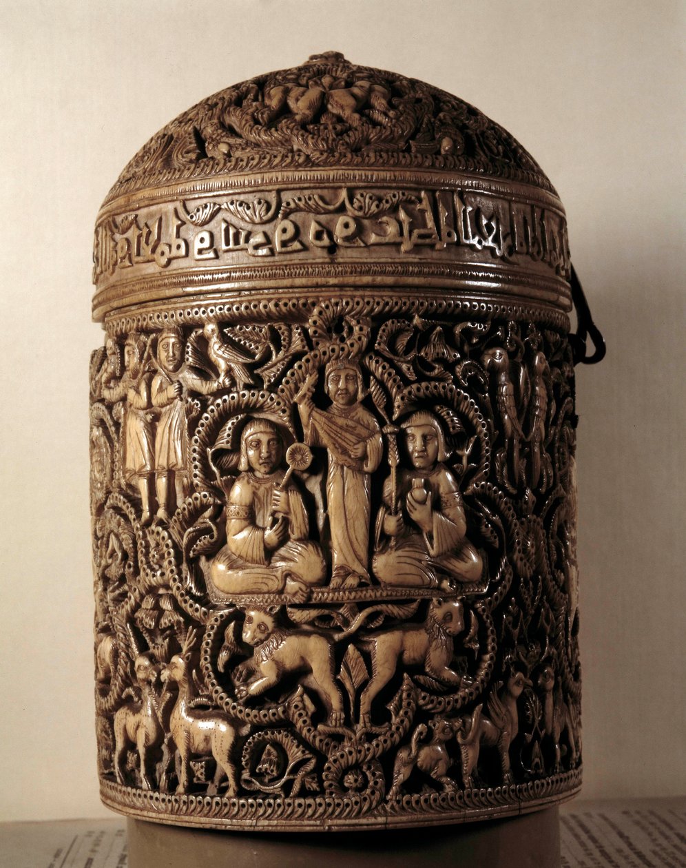 Pixide (pudełko) Al-Mughira (Al Mughira lub Moughira) w kości słoniowej z Kordoby i przeznaczony dla emira, 968. Paryż, Luwr autorstwa Islamic School