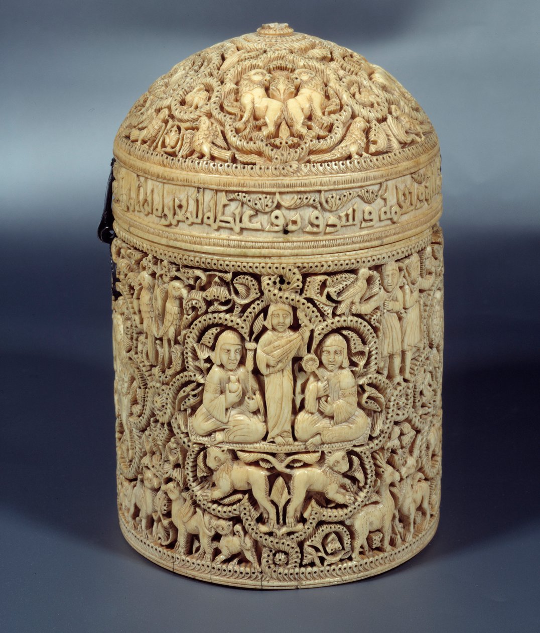 Pixide (pudełko) Al-Mughira (Al Mughira lub Moughira) w kości słoniowej z Kordoby i przeznaczony dla emira, 968. Paryż, Luwr autorstwa Islamic School