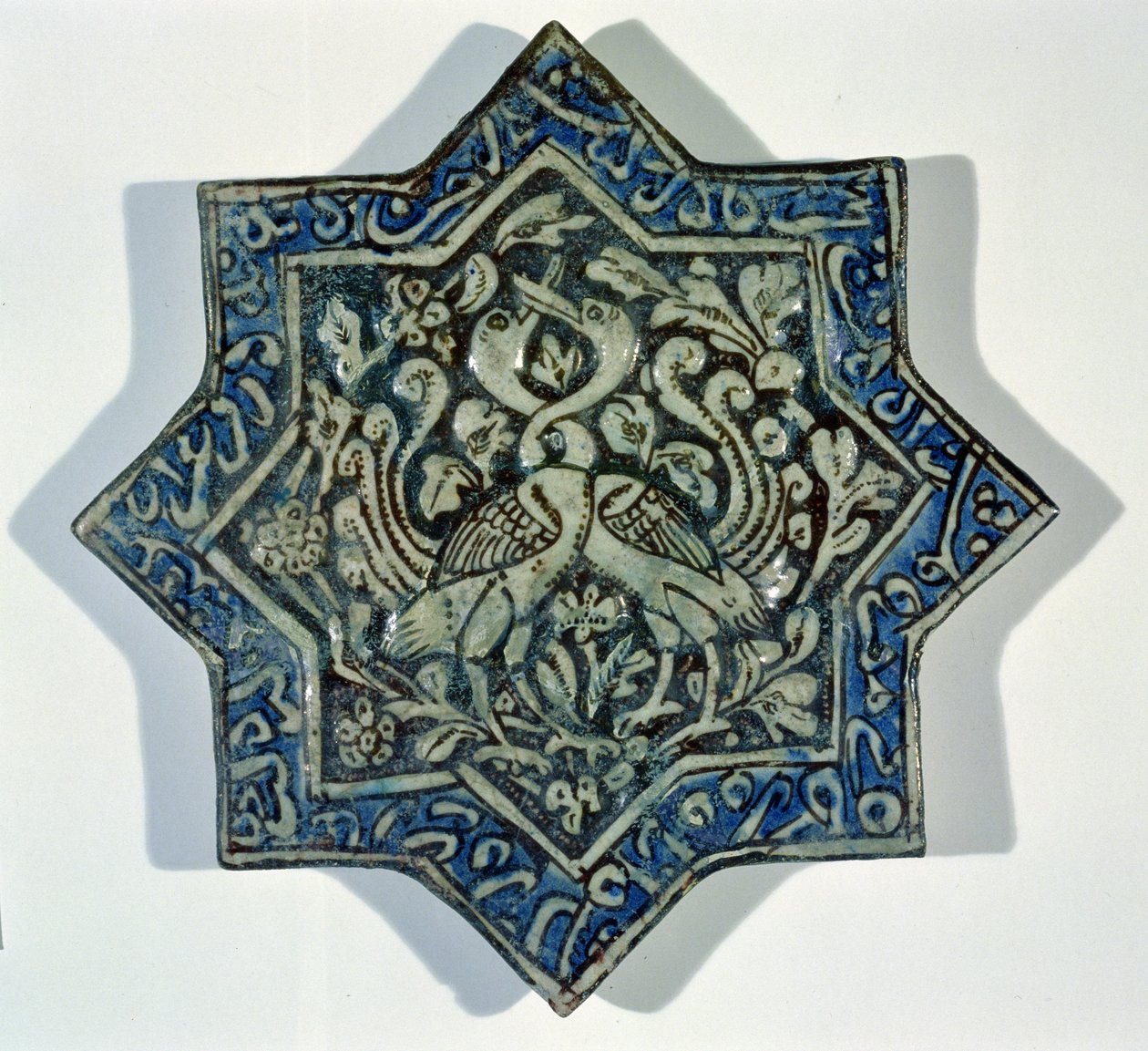 Płytka w kształcie gwiazdy, nałożona na glazurę, pozłacana liśćmi w stylu Takht-e Solaiman, XIII-XIV w. (ceramika) autorstwa Islamic School