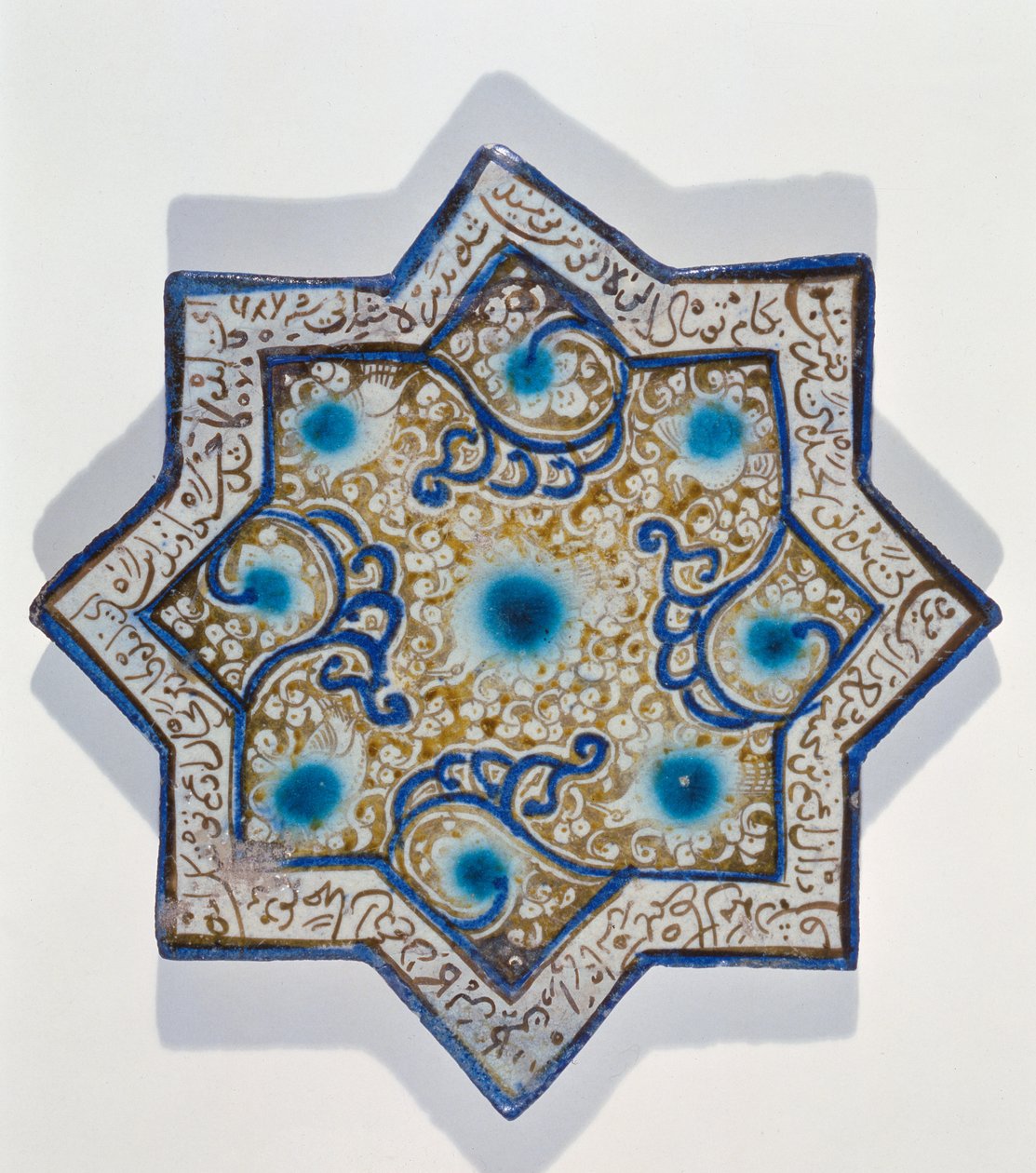 Płytka w kształcie gwiazdy, nałożona na glazurę, pozłacana liśćmi w stylu Takht-e Solaiman, XIII-XIV w. (ceramika) autorstwa Islamic School