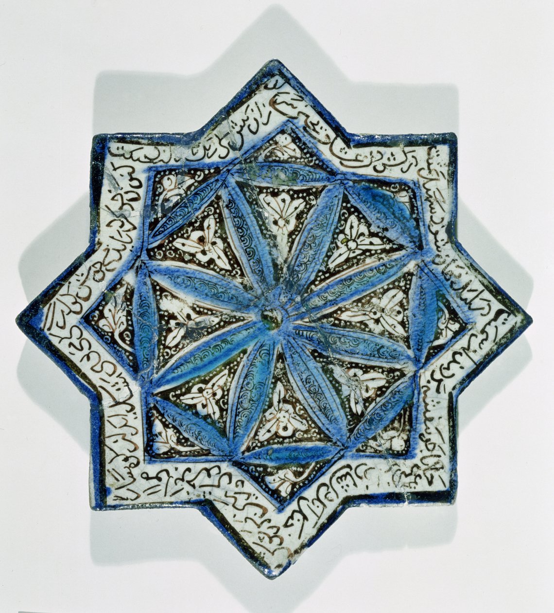 Płytka w kształcie gwiazdy, nałożona na glazurę, pozłacana liśćmi w stylu Takht-e Solaiman, XIII-XIV w. (ceramika) autorstwa Islamic School