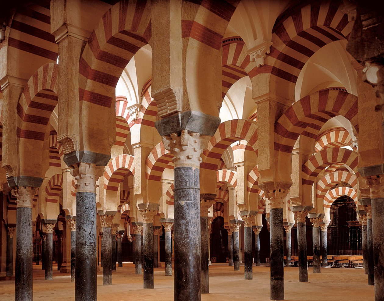 Łuki i portyki meczetu-katedry w Kordobie, 784-786 (zdjęcie) autorstwa Islamic School