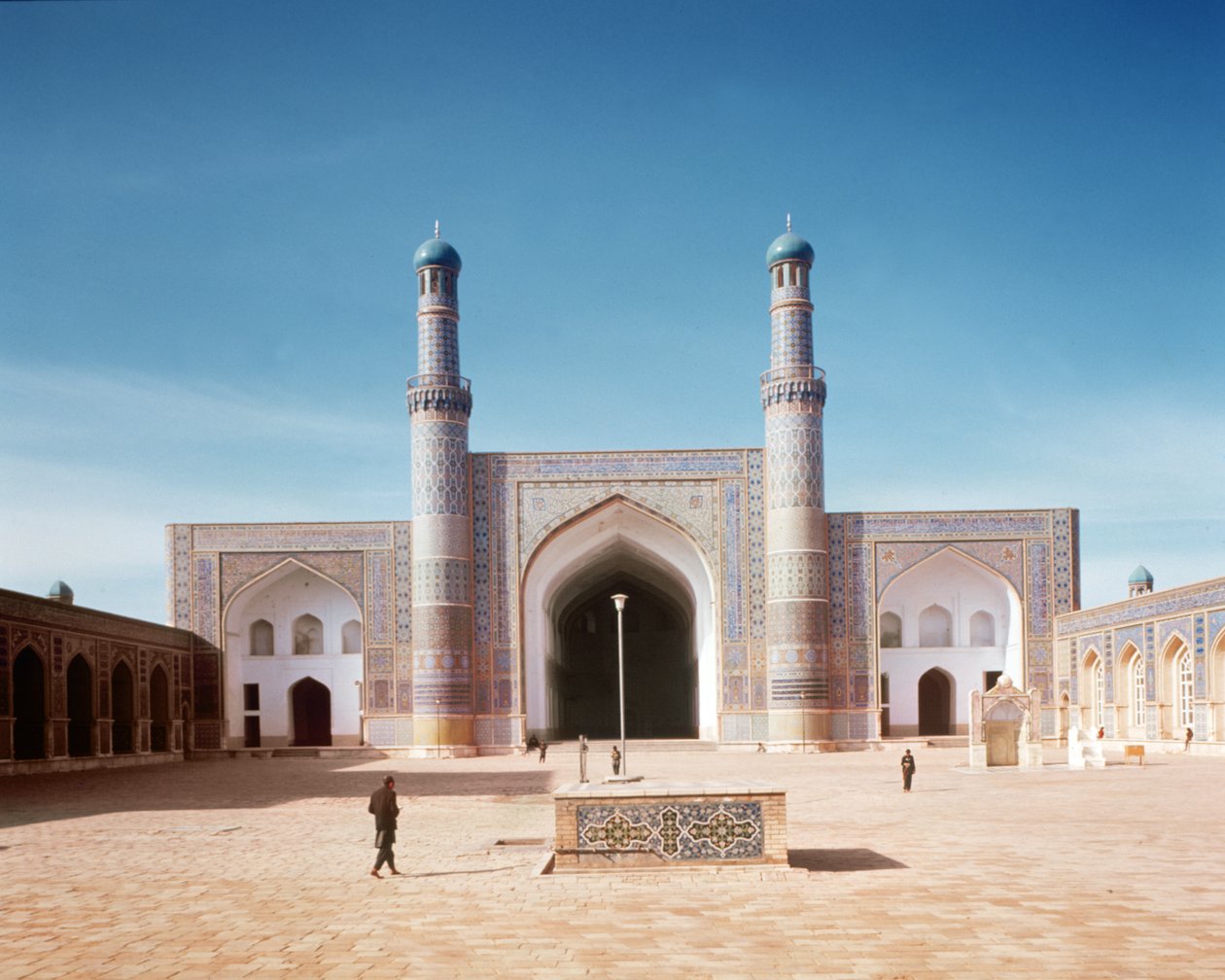 Dziedziniec meczetu Masjid-i Jami, czyli Meczetu Piątkowego, założonego w 1200 r., przebudowanego w 1498 r. autorstwa Islamic School