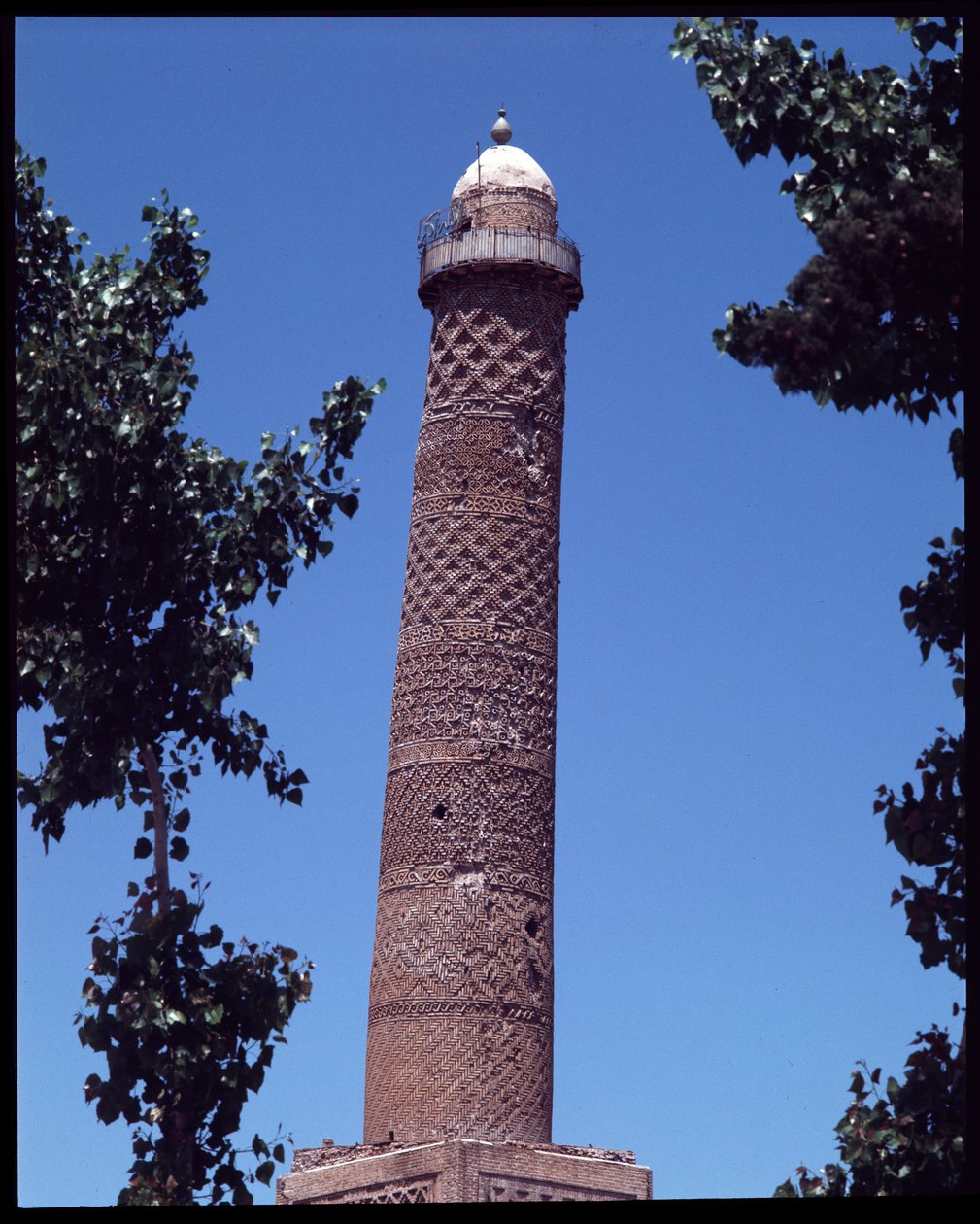 Krzywy minaret wielkiego meczetu Al Kabeer (Al Noori) autorstwa Islamic School