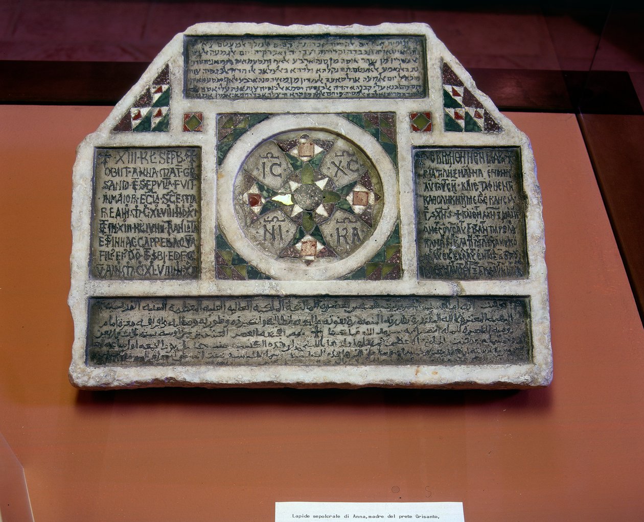 Nagrobek z napisami w czterech językach autorstwa Islamic School