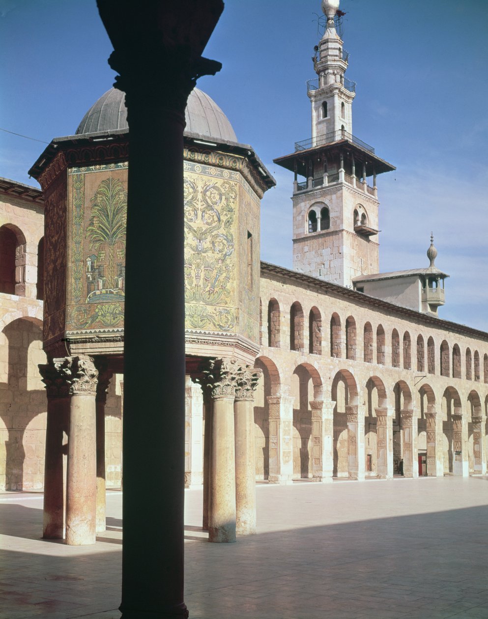 Widok na skarbiec (bajt al-mal) i minaret północny na dziedzińcu, wybudowany w latach 705-715 (foto) autorstwa Islamic School