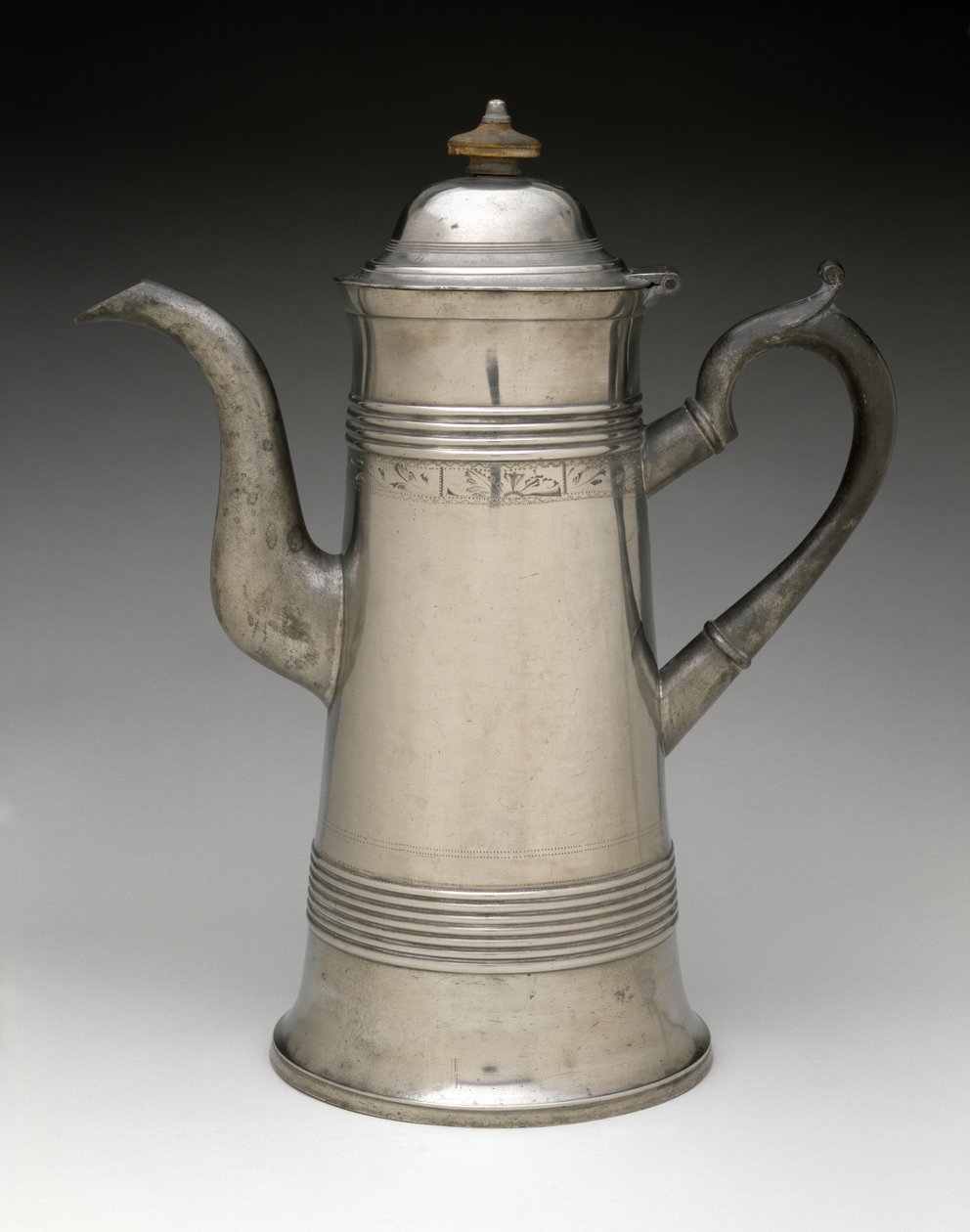 Czajnik, ok. 1820-1840 (cyna, drewno) autorstwa Israel Trask