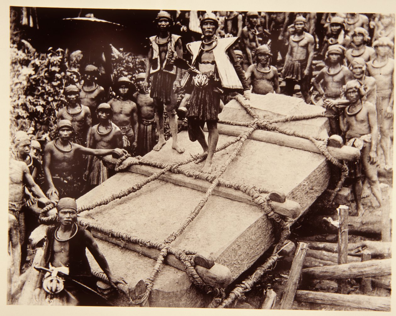 Nias ludzie przewożący megalit, ok. 1920 autorstwa Italian Photographer