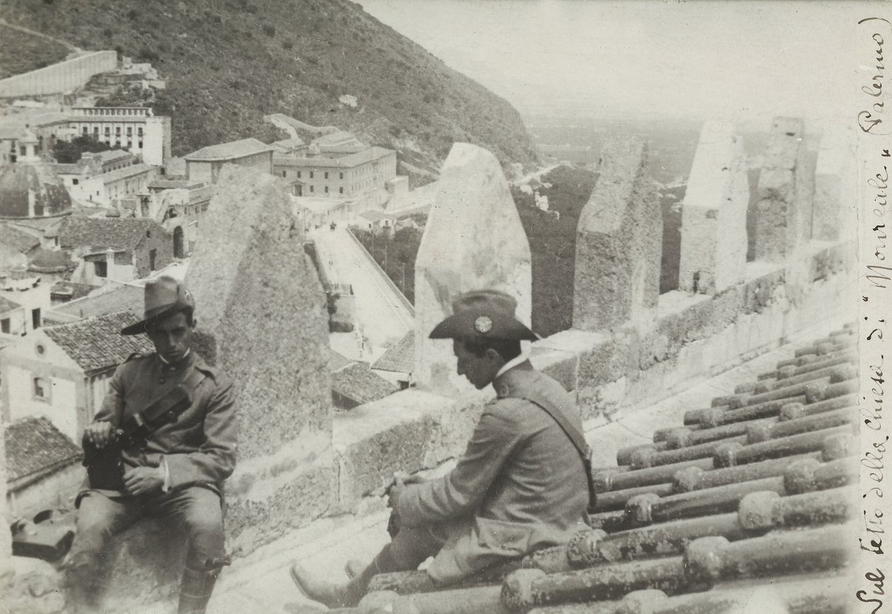 Dwóch żołnierzy sfotografowanych na dachu kościoła w Monreale, 1910 autorstwa Italian Photographer